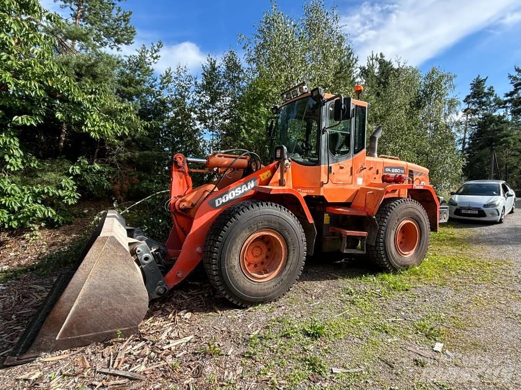 Doosan DL 250Z Pás carregadoras de rodas