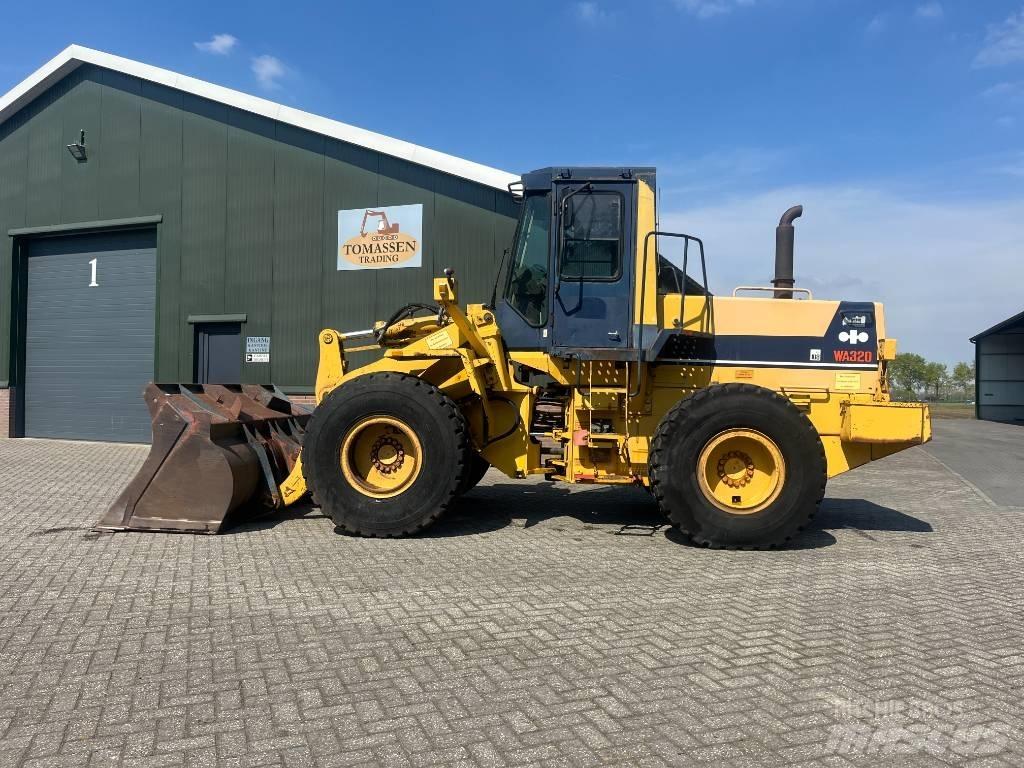 Komatsu WA 320-1 Pás carregadoras de rodas
