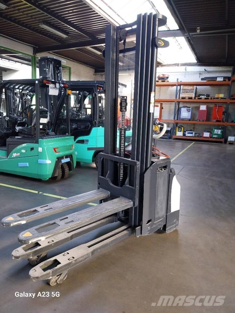 Crown ESi40001.6TT Empilhador para operador externo
