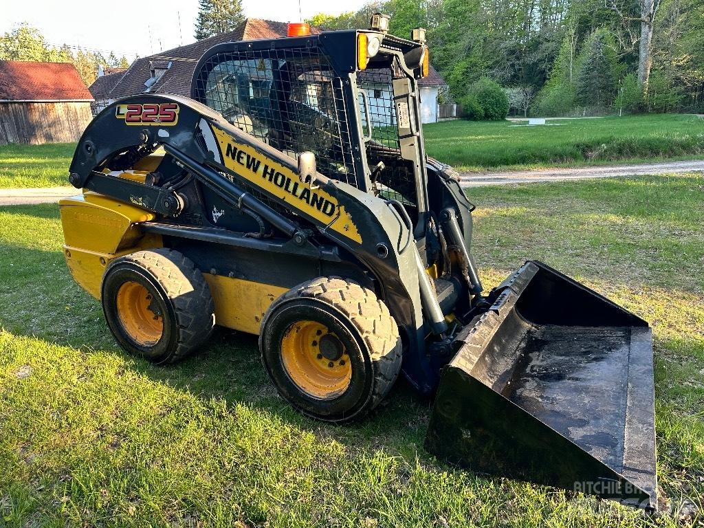 New Holland L 225 Carregadoras de direcção deslizante