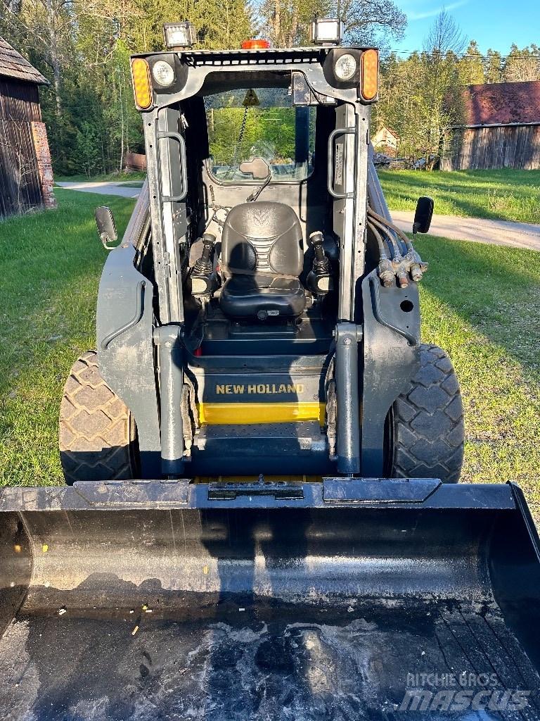 New Holland L 225 Carregadoras de direcção deslizante