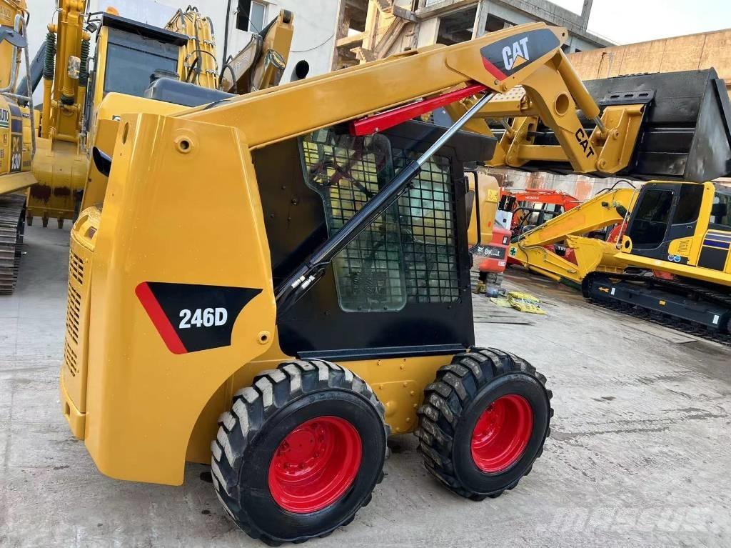 CAT 246D Carregadoras de direcção deslizante