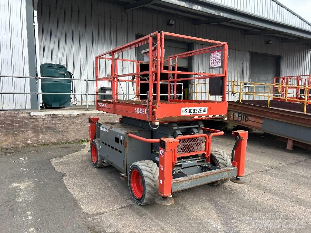 SkyJack SJ 6832 E Elevadores de tesoura