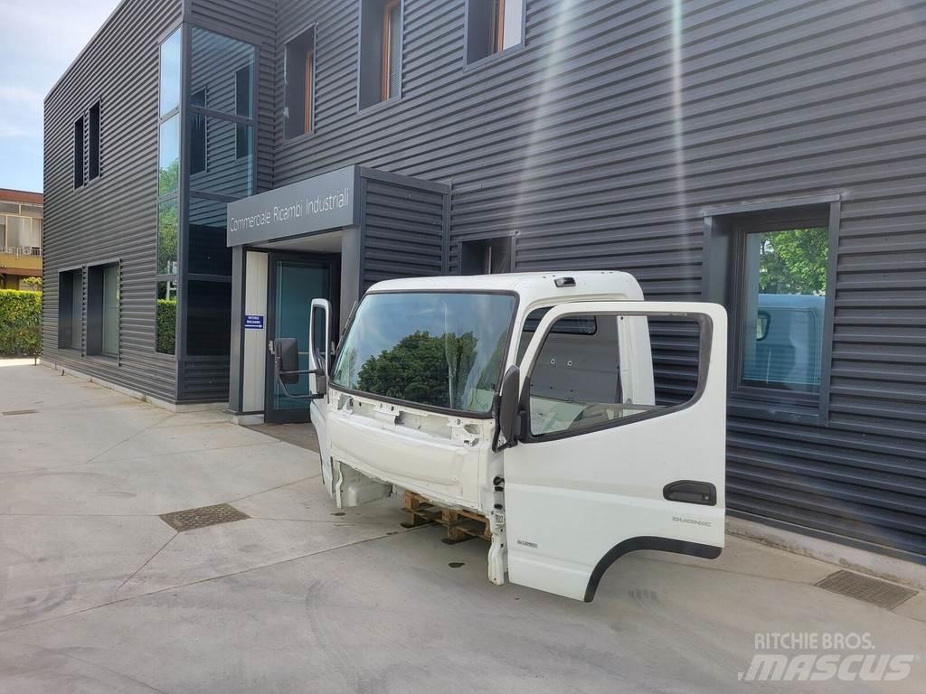 Mitsubishi Fuso "C" Cabines e interior