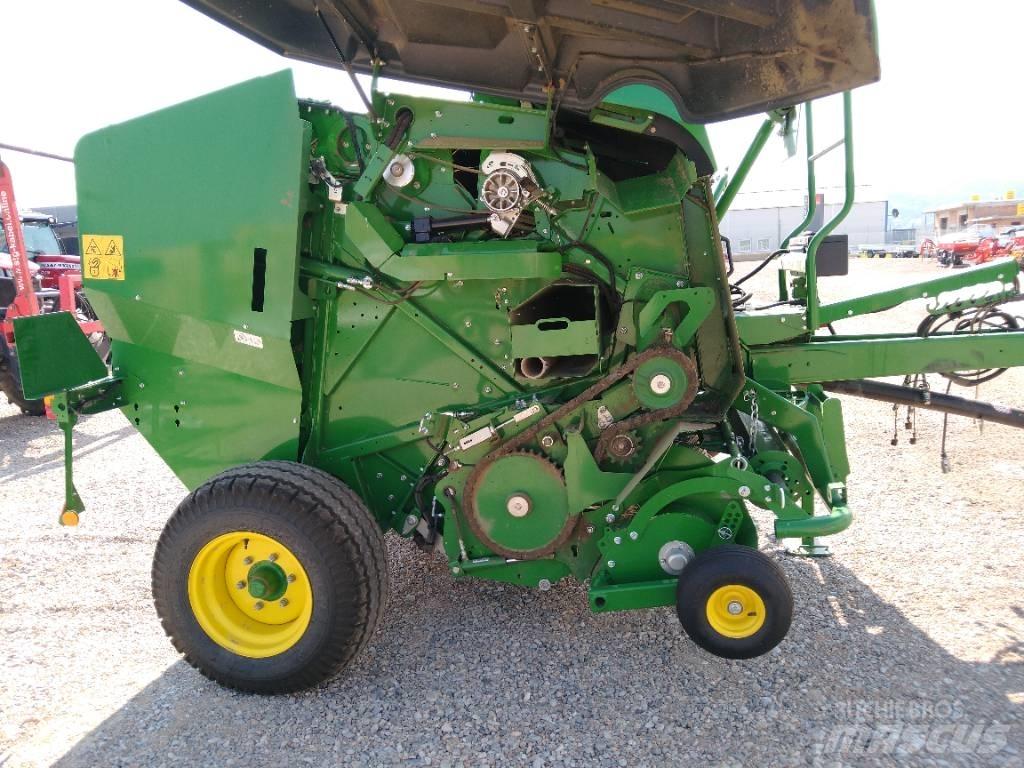 John Deere F441M Enfardadeira de rolos