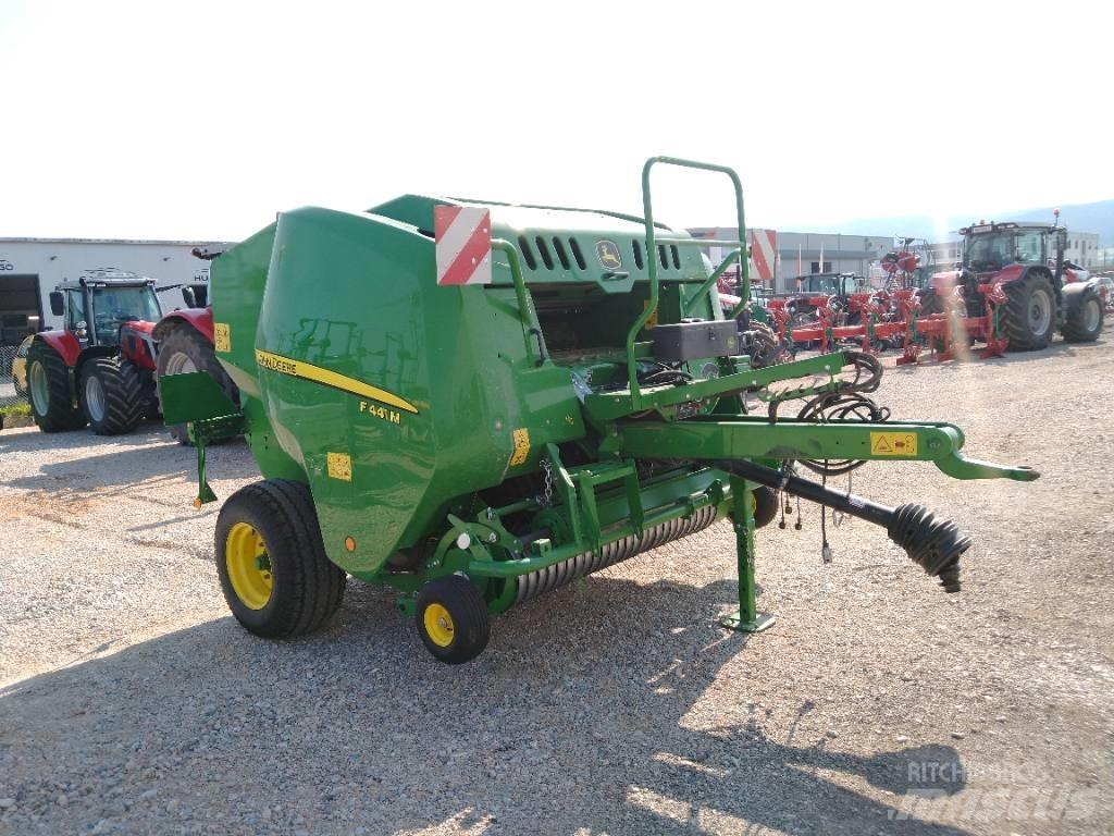 John Deere F441M Enfardadeira de rolos