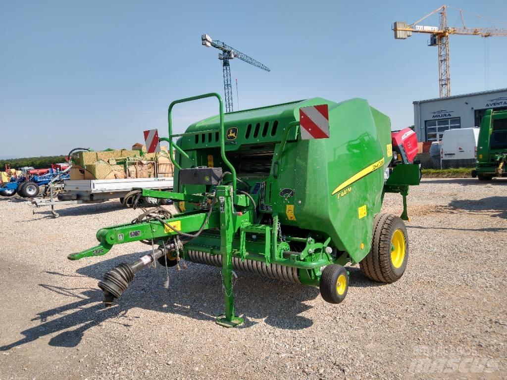 John Deere F441M Enfardadeira de rolos