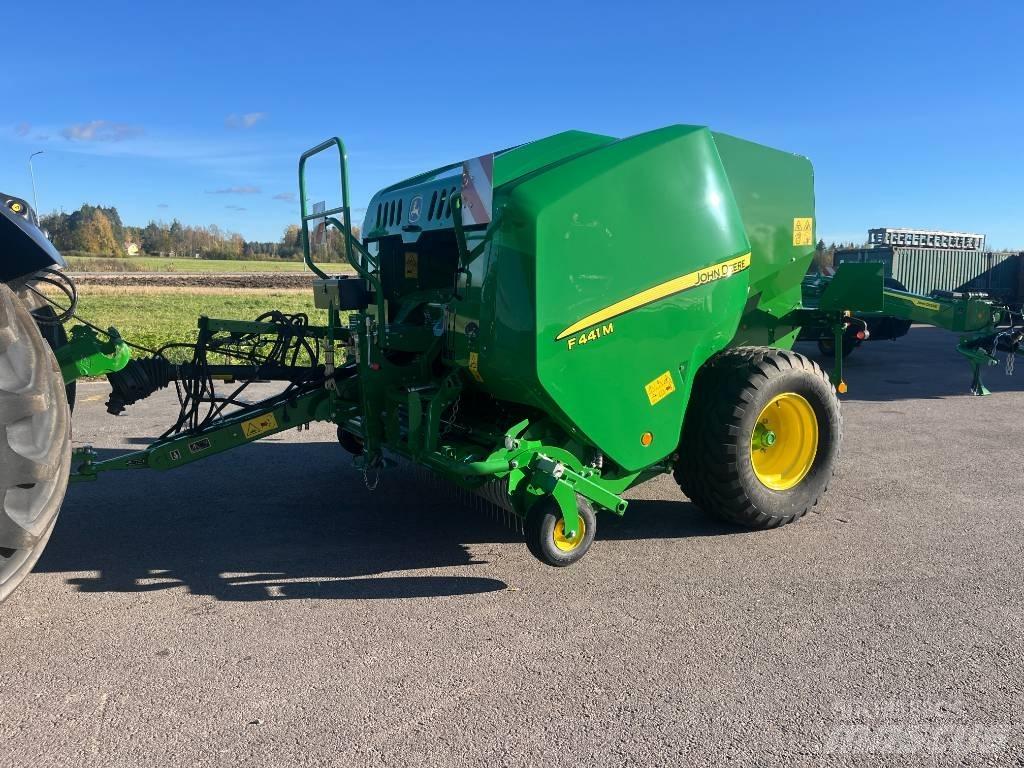John Deere F441M Enfardadeira de rolos