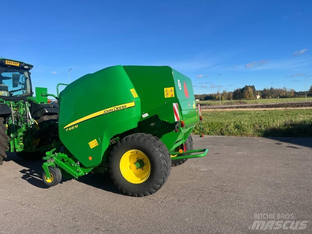 John Deere F441M Enfardadeira de rolos
