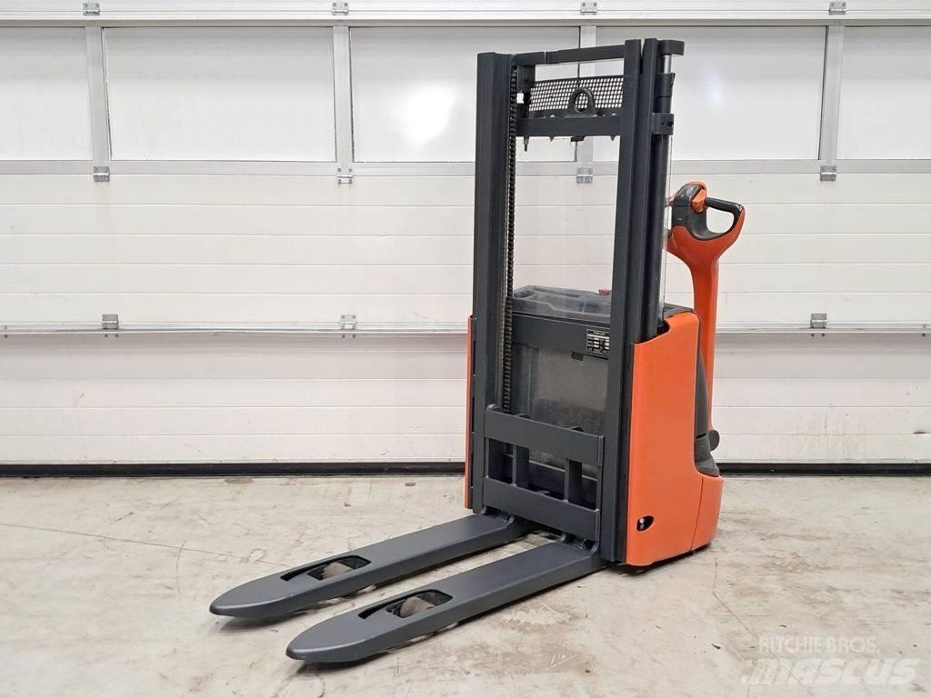 Linde L10B Empilhador para operador externo