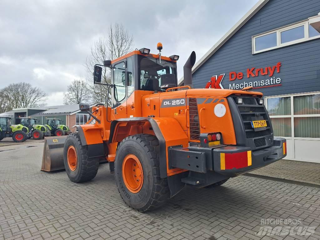 Doosan DL250 Pás carregadoras de rodas