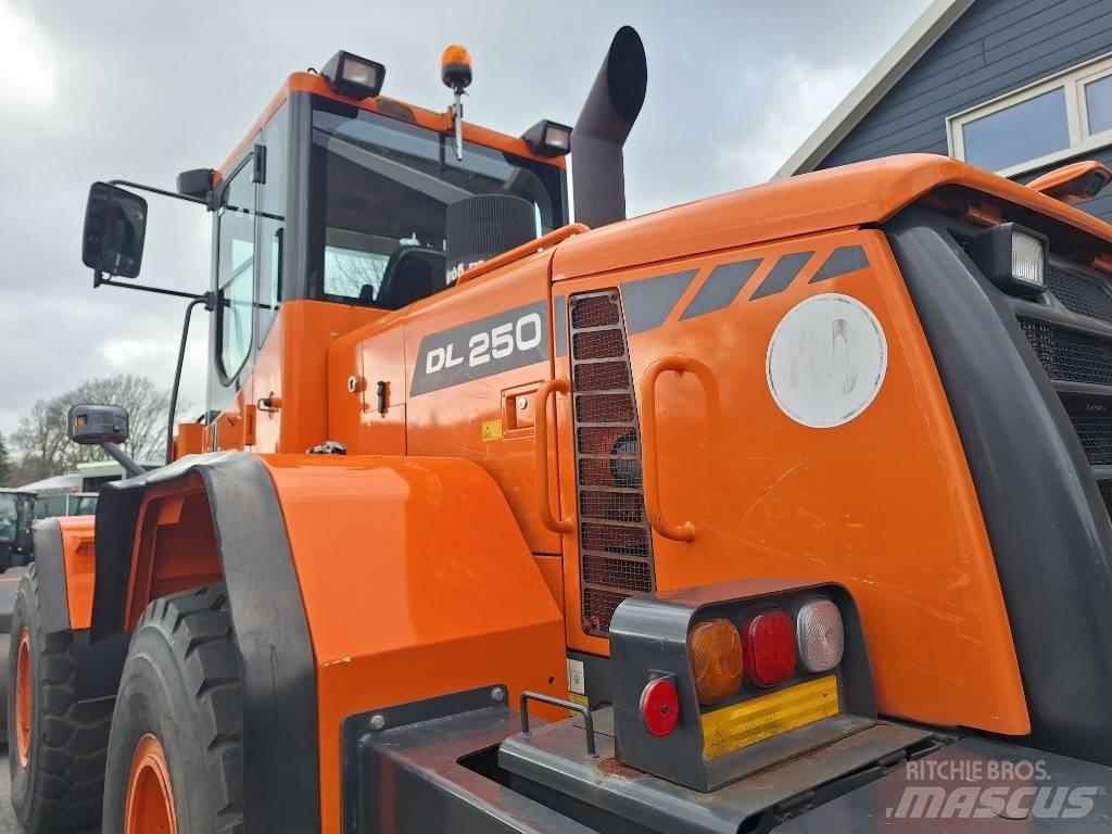 Doosan DL250 Pás carregadoras de rodas