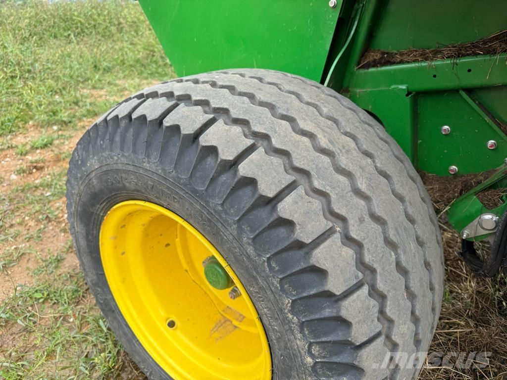 John Deere F441M Enfardadeira de rolos