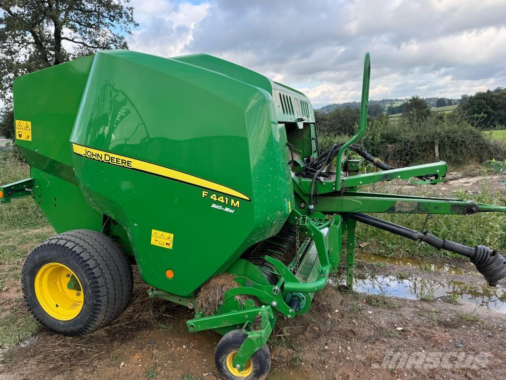 John Deere F441M Enfardadeira de rolos