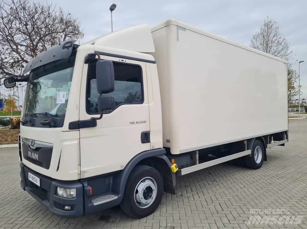 MAN 12.220 / 5.5m / LIFT Camiões de caixa fechada