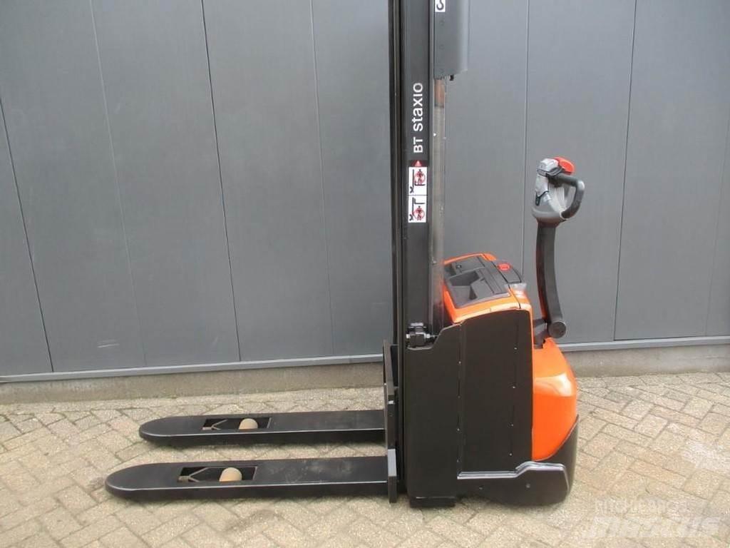 Toyota SWE 120 Empilhador para operador externo