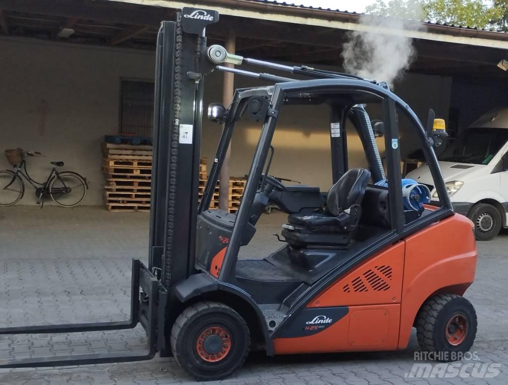Linde H 25 T - 02 Empilhadores a gás