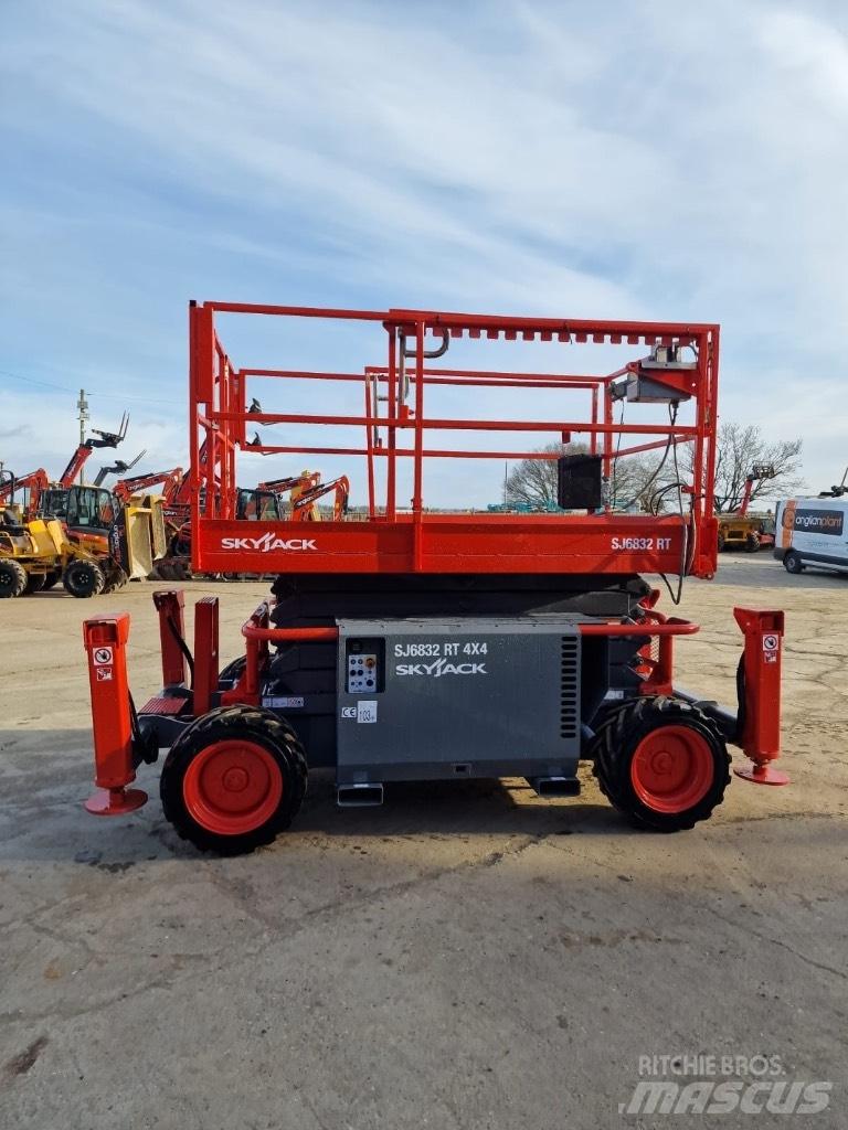 SkyJack SJ 6832 RT Elevadores de tesoura