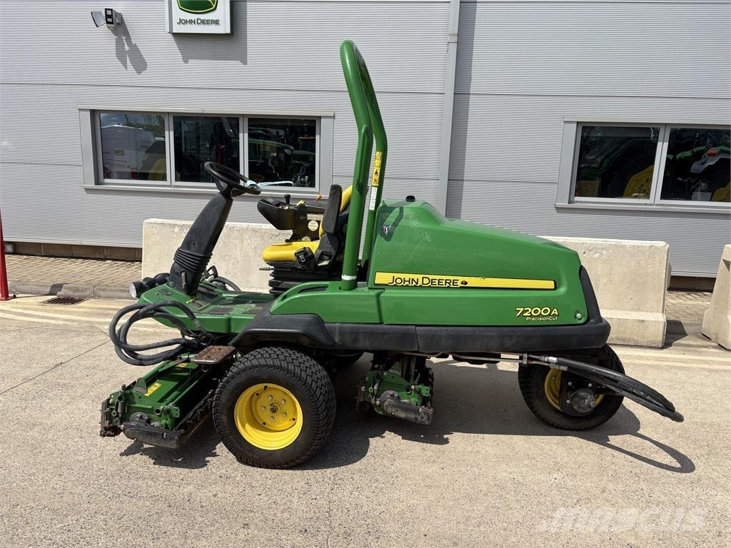 John Deere 7200A Corta-Relvas walk-behind