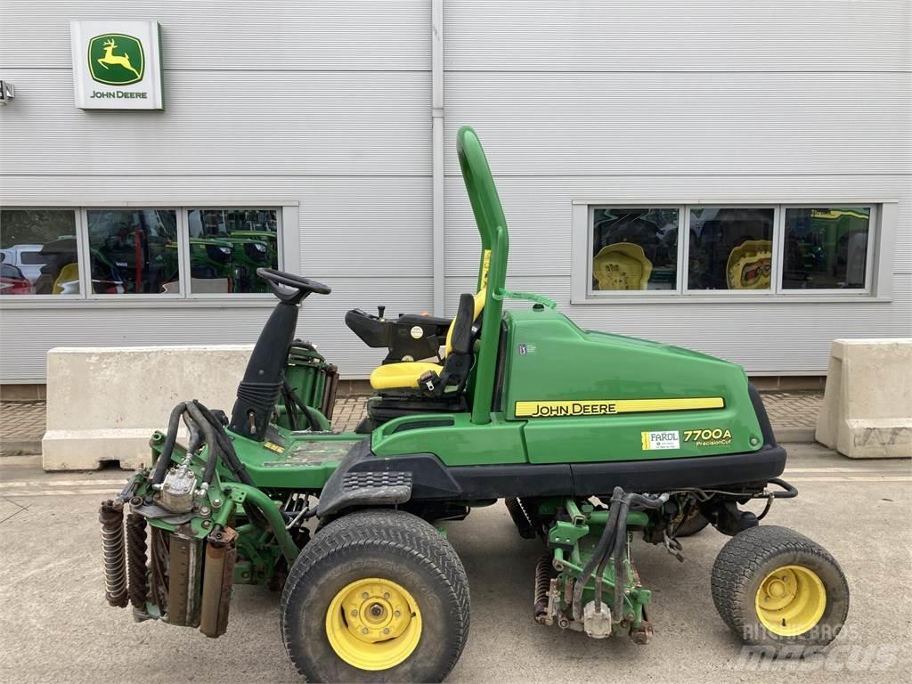John Deere 7700A Corta-Relvas walk-behind
