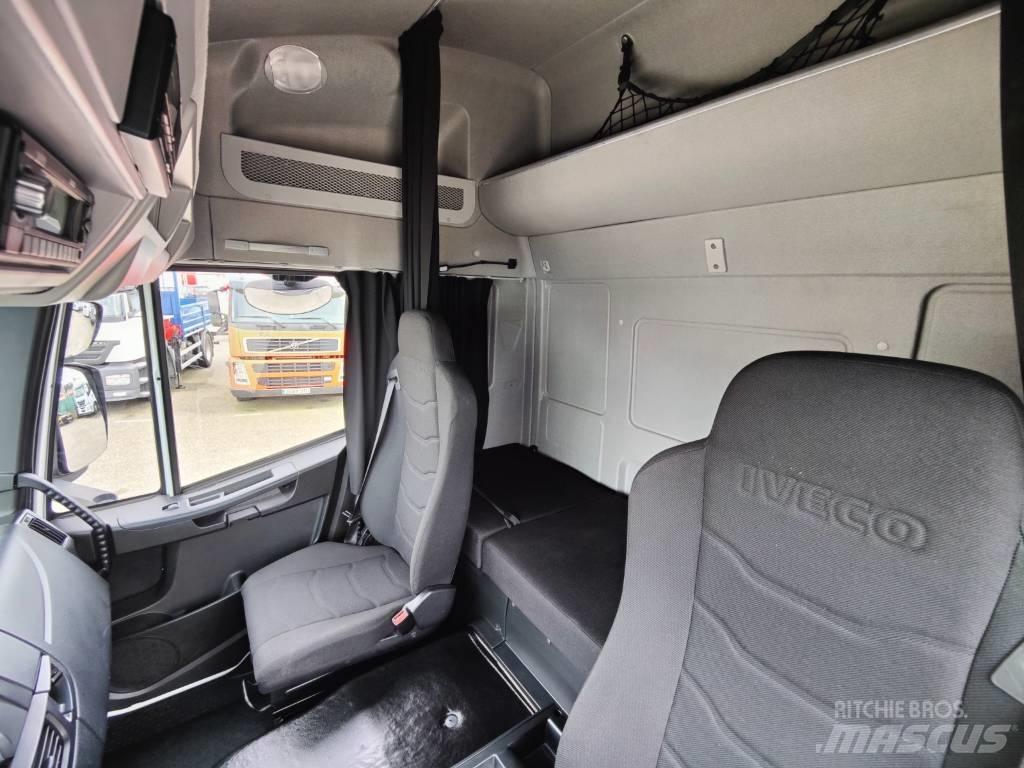 Iveco 180E 28 Camiões de caixa fechada