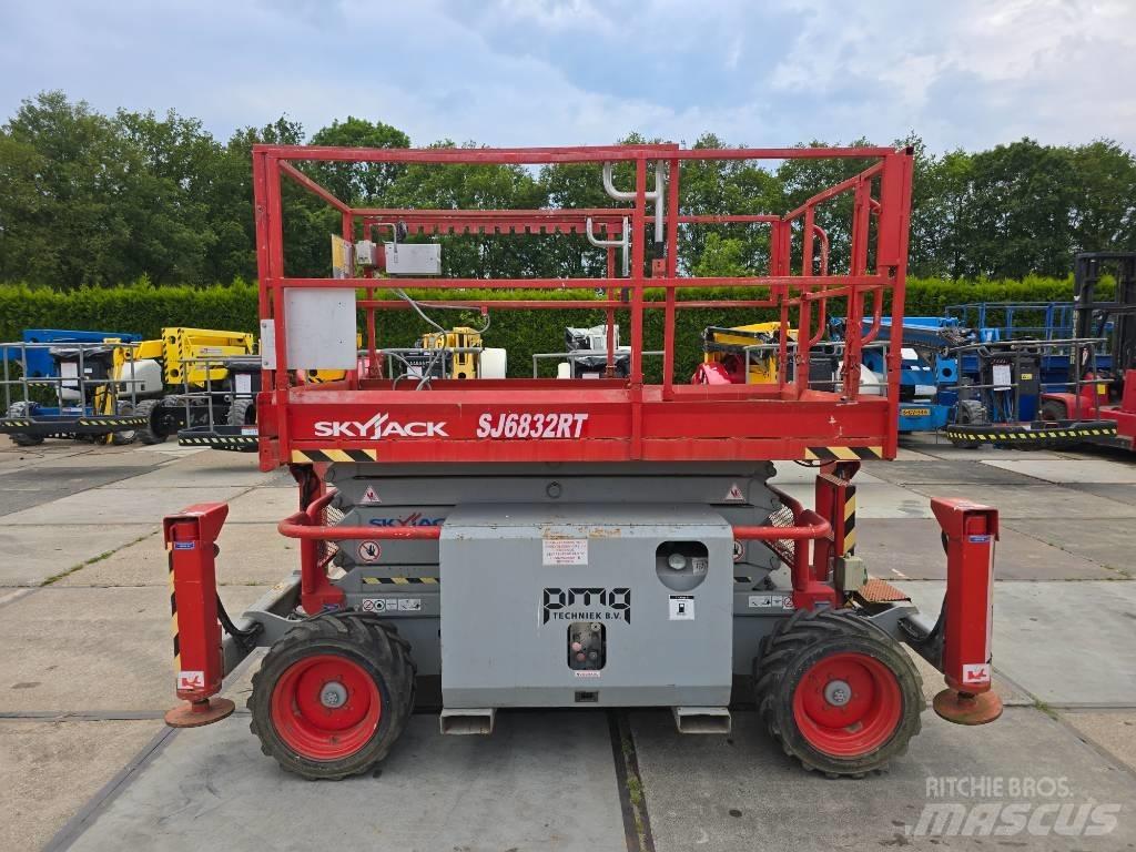 SkyJack SJ 6832 RT Elevadores de tesoura