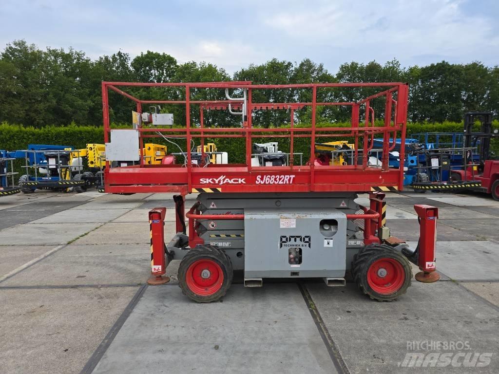 SkyJack SJ 6832 RT Elevadores de tesoura