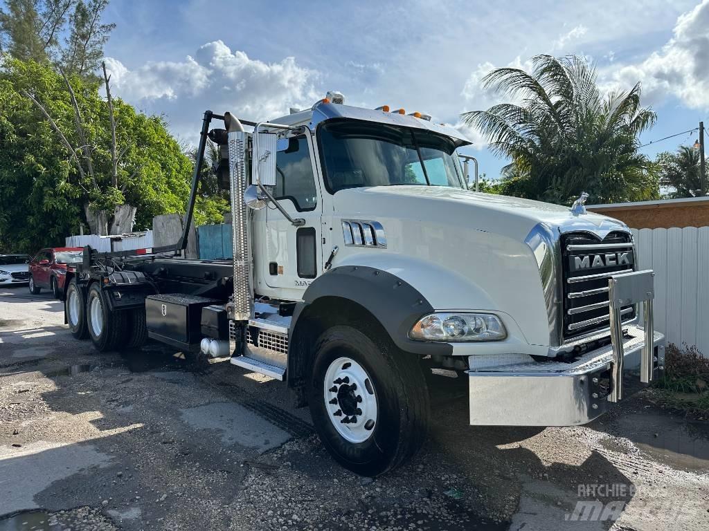 Mack GU813 Camiões caixa desmontável com elevador de cabo