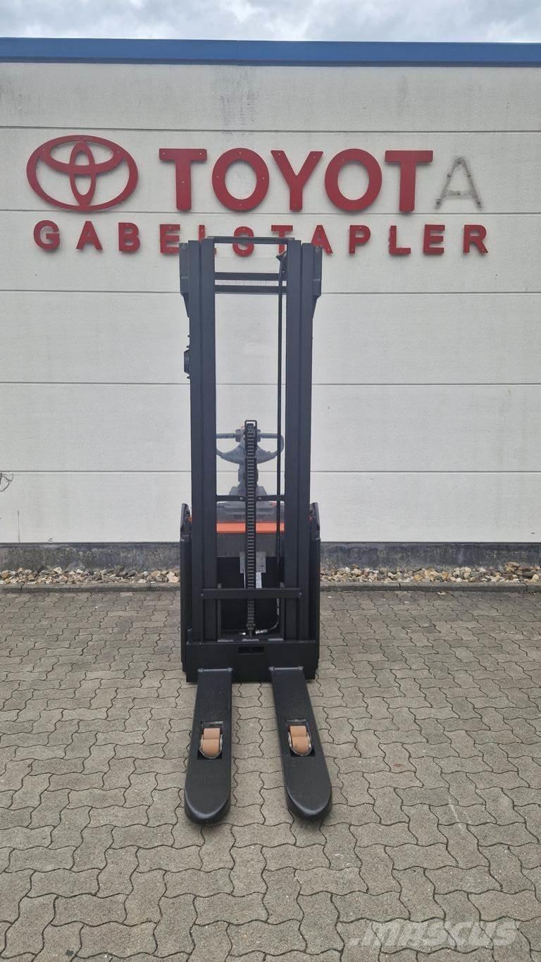 Toyota SPE160 Empilhador para operador externo