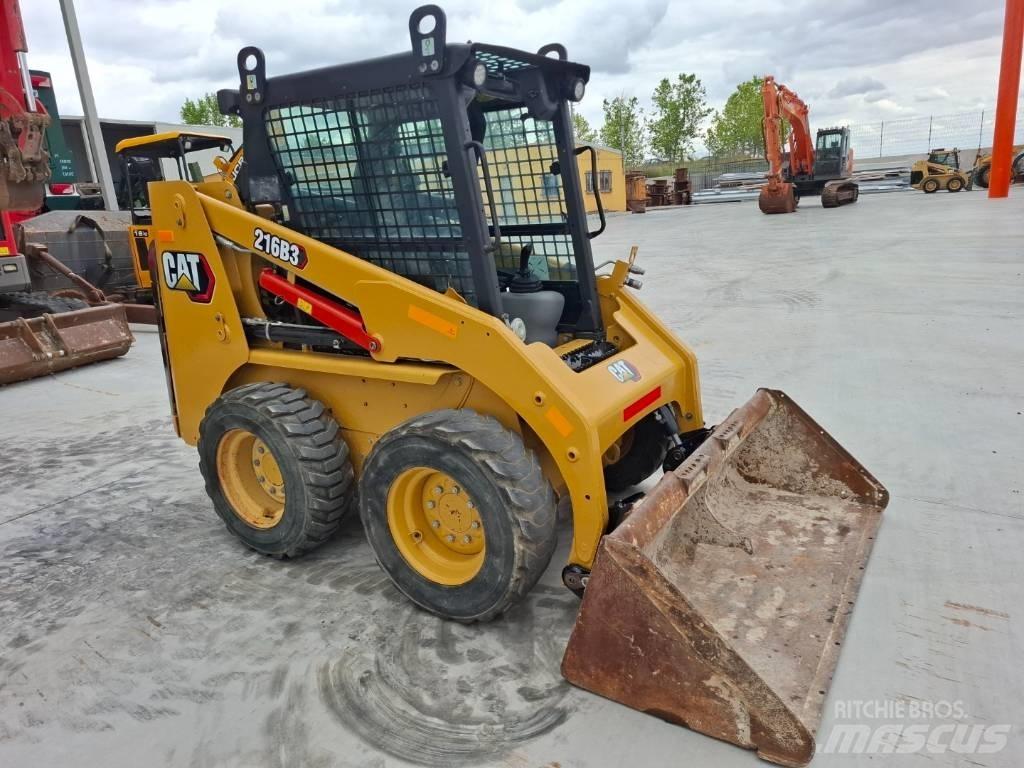 CAT 216 B 3 Carregadoras de direcção deslizante