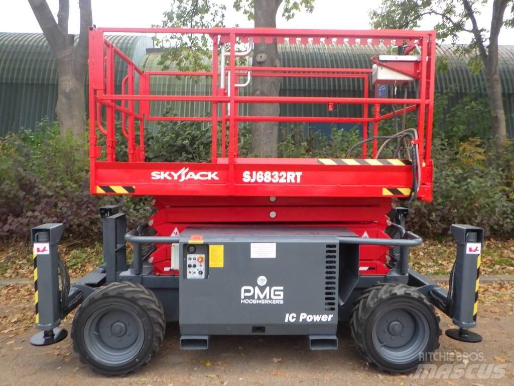 SkyJack SJ6832RT Elevadores de tesoura