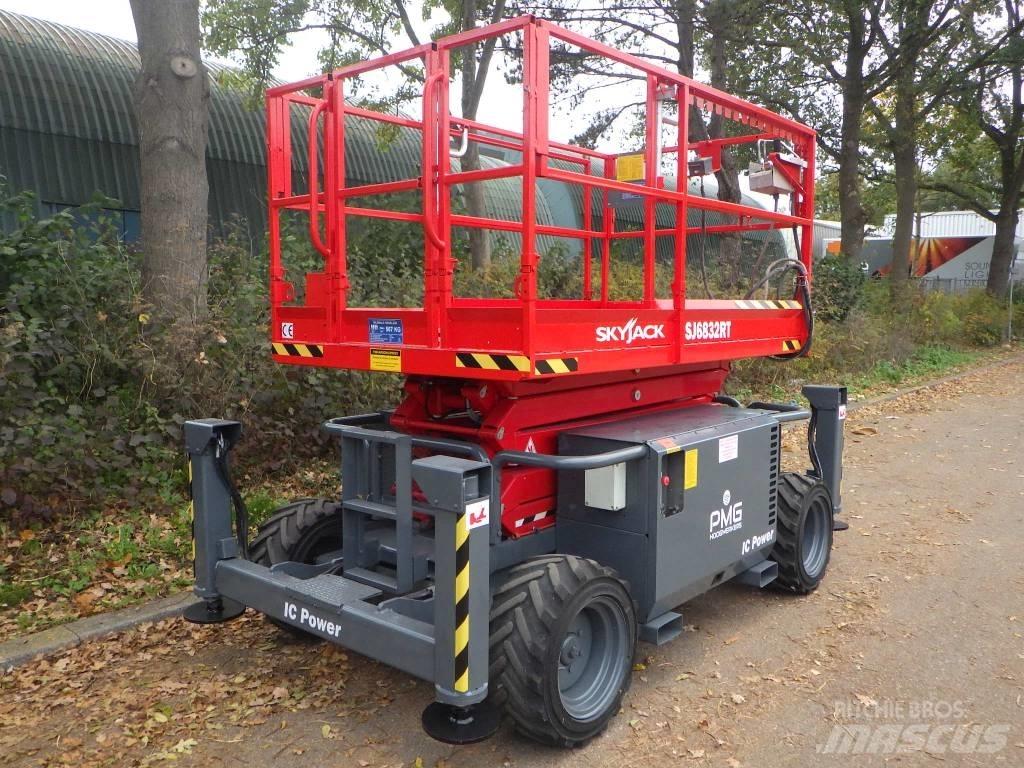 SkyJack SJ6832RT Elevadores de tesoura