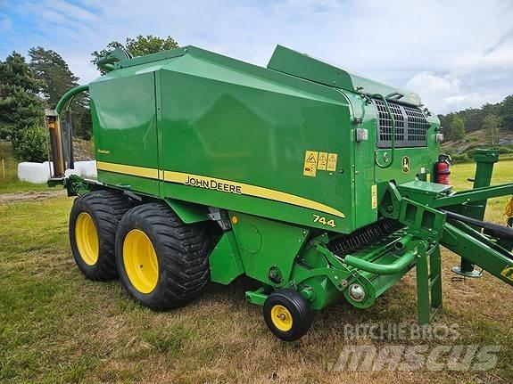 John Deere 744 Enfardadeira de rolos