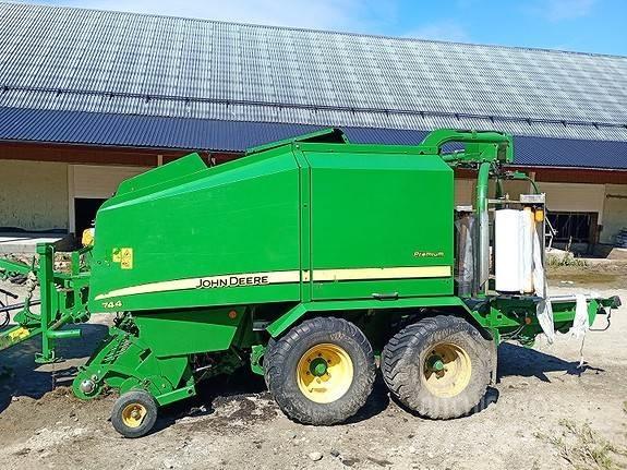 John Deere 744 Enfardadeira de rolos