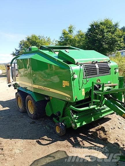 John Deere 744 Enfardadeira de rolos