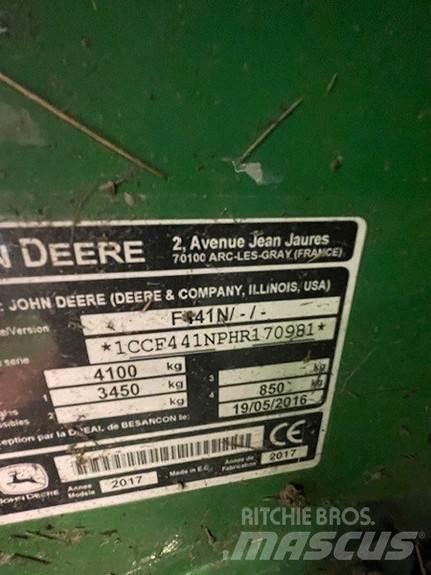 John Deere F441 Enfardadeira de rolos