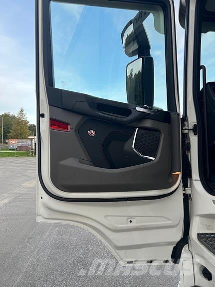 Scania R660 Camiões de caixa fechada