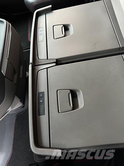 Scania S650B6X2NB Camiões de caixa fechada