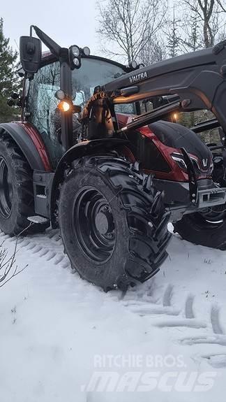 Valtra G135A Tratores Agrícolas usados