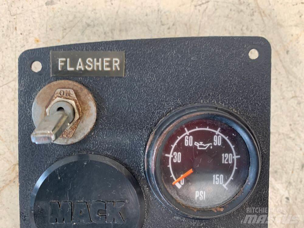 Mack RD680 Electrónica