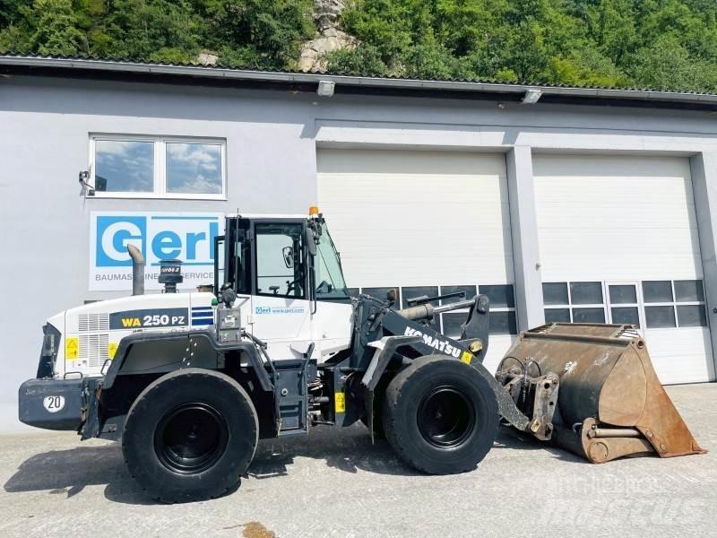 Komatsu WA250PZ-6 Pás carregadoras de rodas