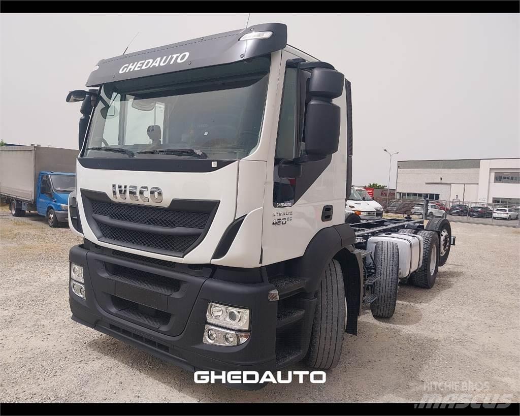 Iveco AD440S42 Camiões de caixa fechada