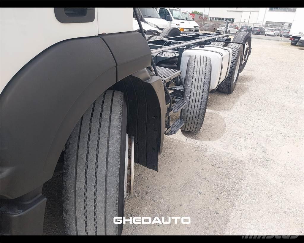 Iveco AD440S42 Camiões de caixa fechada