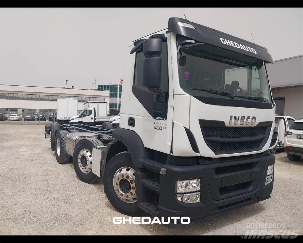 Iveco AD440S42 Camiões de caixa fechada