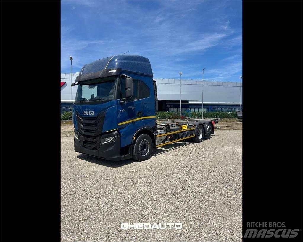 Iveco AS260S48S Camiões de caixa fechada