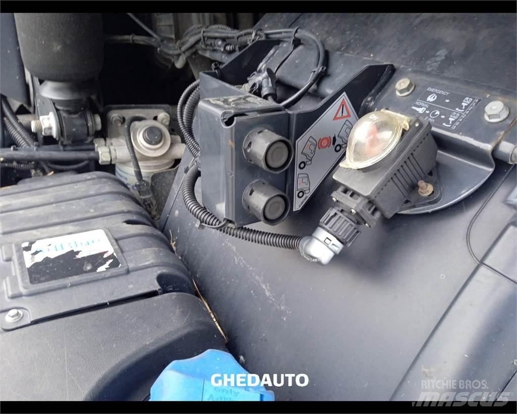 Iveco AS440S48 Camiões de caixa fechada