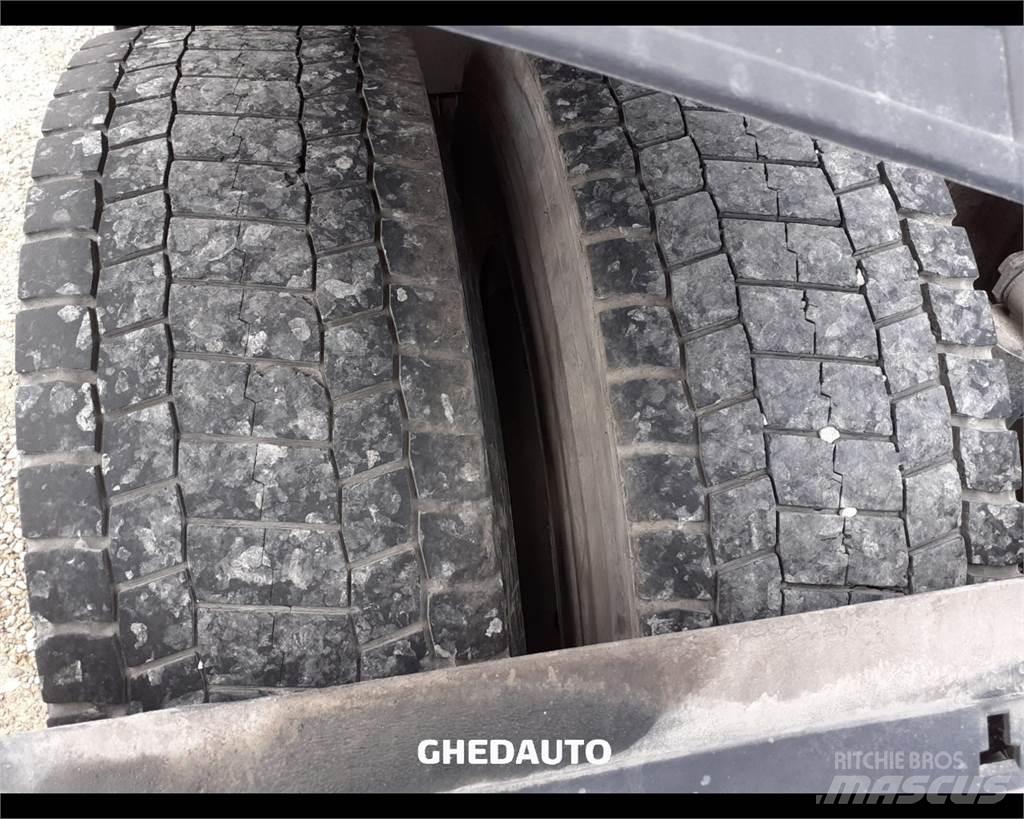 Iveco AS440S48 Camiões de caixa fechada