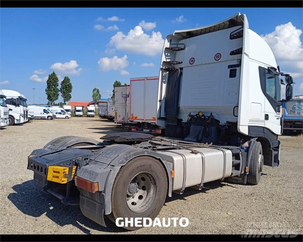 Iveco AS440S48 Camiões de caixa fechada