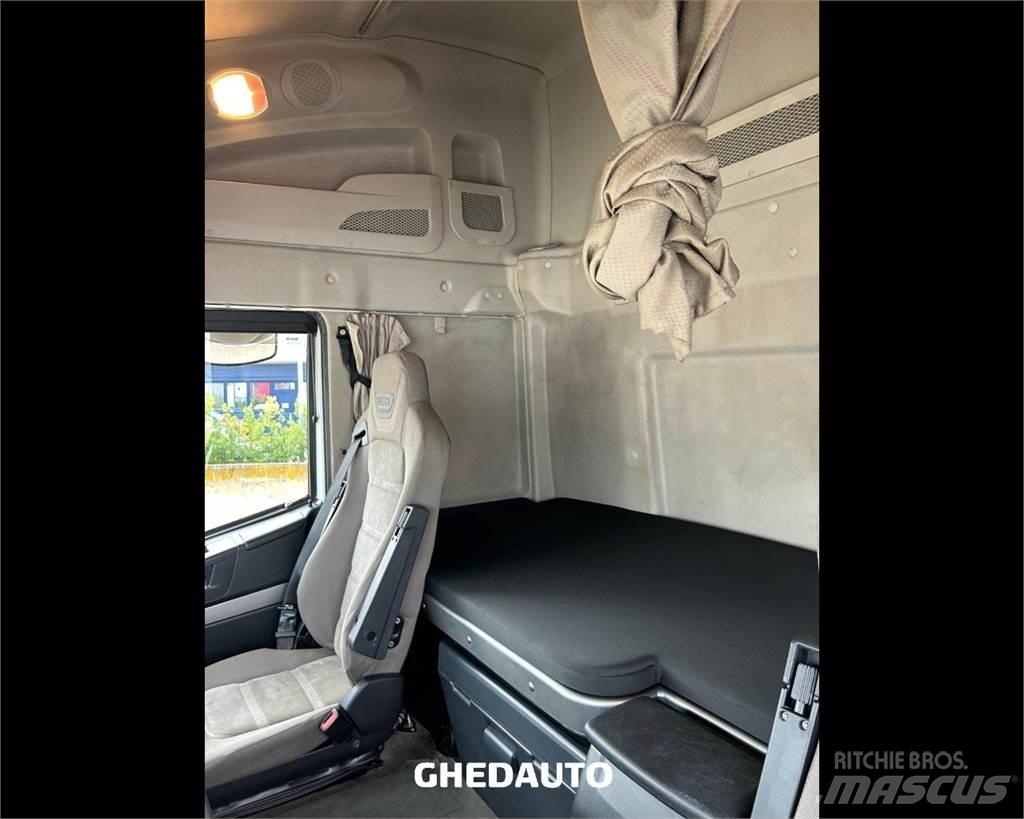 Iveco AS440S48 Camiões de caixa fechada