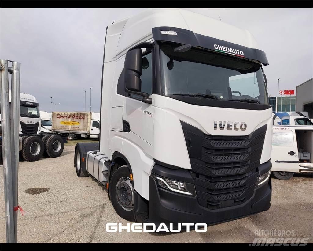 Iveco AS440S48 Camiões de caixa fechada